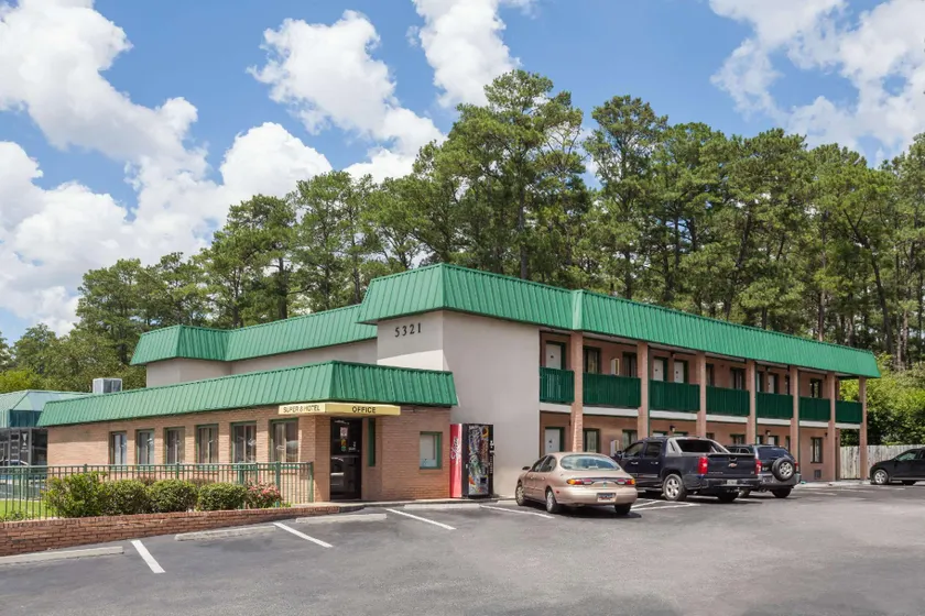 Super 8 by Wyndham Columbia/Ft. Jackson SC - Image 1