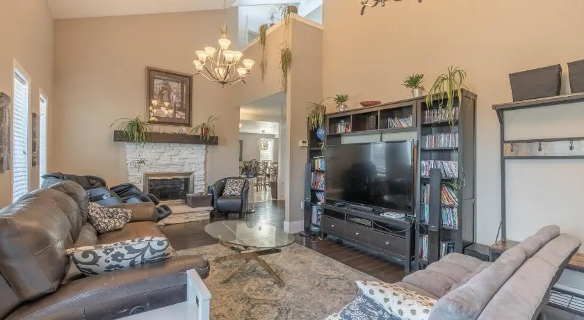 NHP YK B&B - Large Deck- Hot Tub - Massage chair and seasonal swimming pool- Free parking - Pet friendly - Image 1