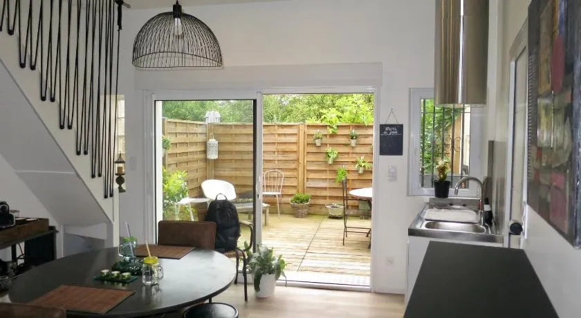 Duplex contemporain terrasse extérieure parking - Image 1