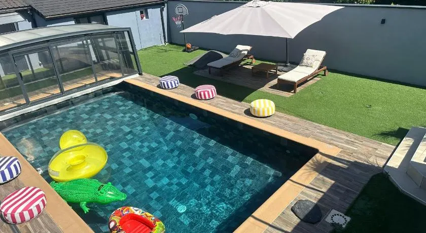 havre COSY avec piscine chauffée entre Paris et Disney - Image 1