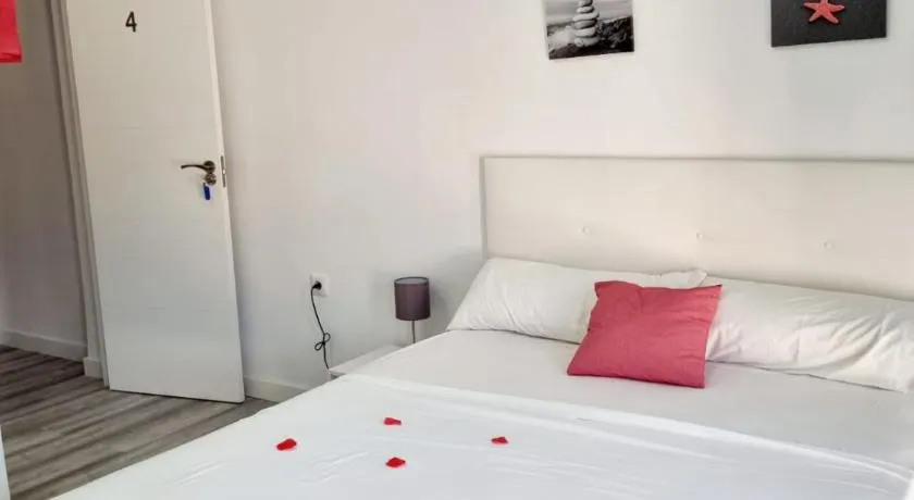 Apartamentos T5 Valencia - Image 1