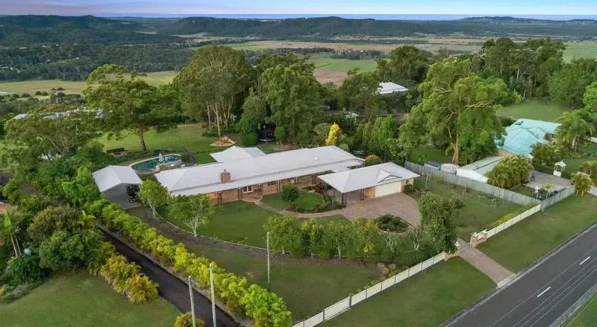 Hinterland Escape - Coastal Views, Pool & Fire Pit - Image 1
