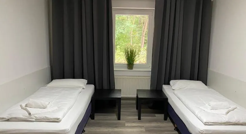 Hostel47 - Nähe Dresden - Monteurzimmer mit bequemen Betten, nur für Männer, kostenloses WLAN und Parkplätze für Autos und LKW's, Waschmaschine vor Ort - Image 1