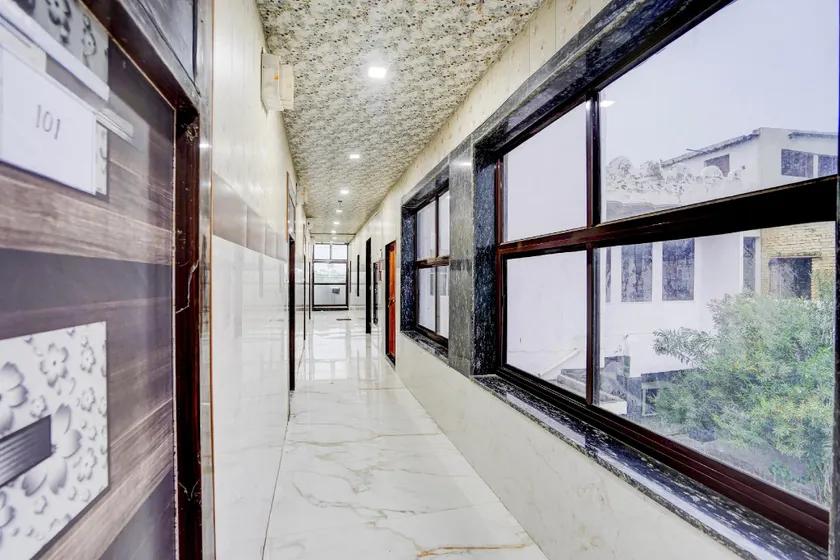 SPOT ON Geeta Vatika Guest House Mathura Junction - Image 1