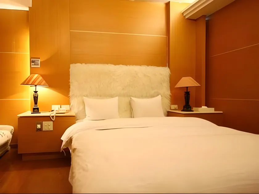 Zaw Jung Business Hotel - Image 1