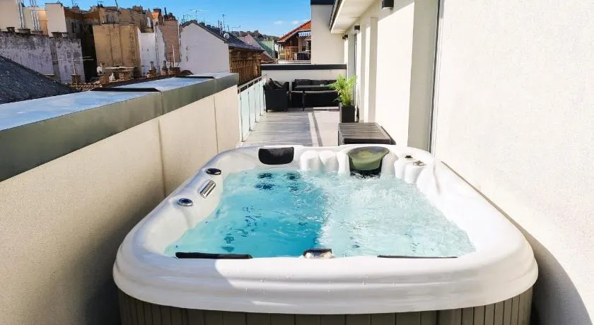 Diamond Luxury Apartment - Image 1