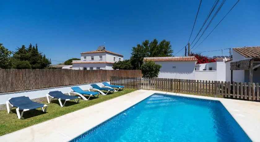 Casa Carlos con Piscina Privada en Conil - Image 1