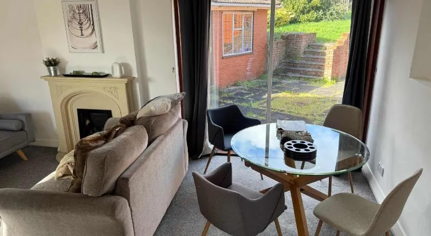 Large 4 Bed with Parking - Image 1