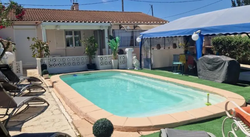 Spacieuse villa entièrement équipée avec jacuzzi, terrasse et jardin | Vue jardin | Parfaite pour le travail à distance - Image 1