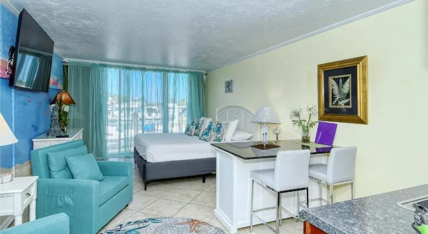 Waterfront Room, Heated Pool, Tiki Bar & Grill ! - Image 1