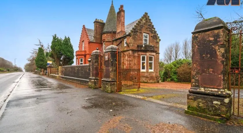 Historic 3 Bed Private Parking Nr Railway Station - Image 1