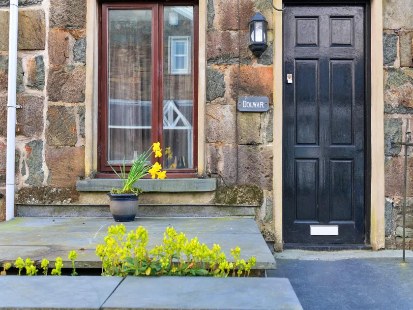 Cottage in Snowdonia with Stunning Mountain Views - Image 1