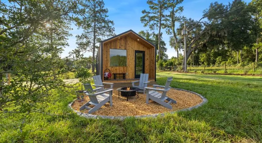 Vista Verde Farm Retreat - Stylish Cabins Nearby Springs - Image 1