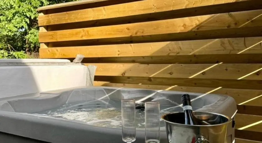 Ceridwen 6 - Hot Tub-Luxury-Pets-Perthshire-Romantic-Dundee - Image 1