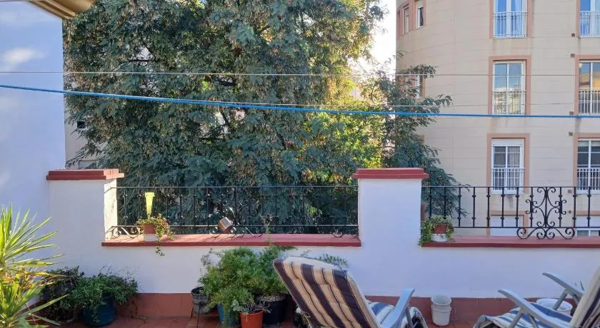 Bonitas habitaciones con aire acondicionado y terraza en casa residencial cercana al centro histórico de Málaga - Image 1