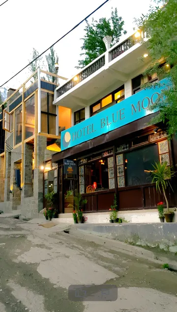 Hotel Blue Moon - Image 1