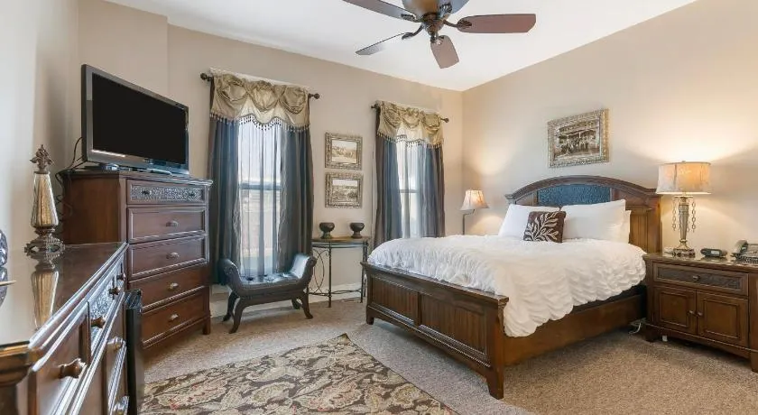 Historic Branson Hotel - Buck Bungalow Room with King Bed - Downtown - FREE TICKETS INCLUDED - Image 1