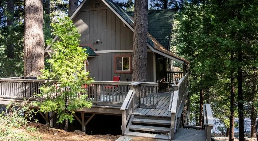 The Mighty Pines Retreat + Large Patio + BBQ+View! - Image 1