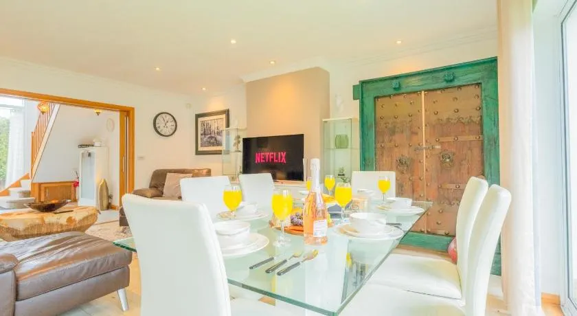 6BR Luxury Detached Mansion With Games Room & Hot Tub & Free Parking & Fast WiFi - Image 1