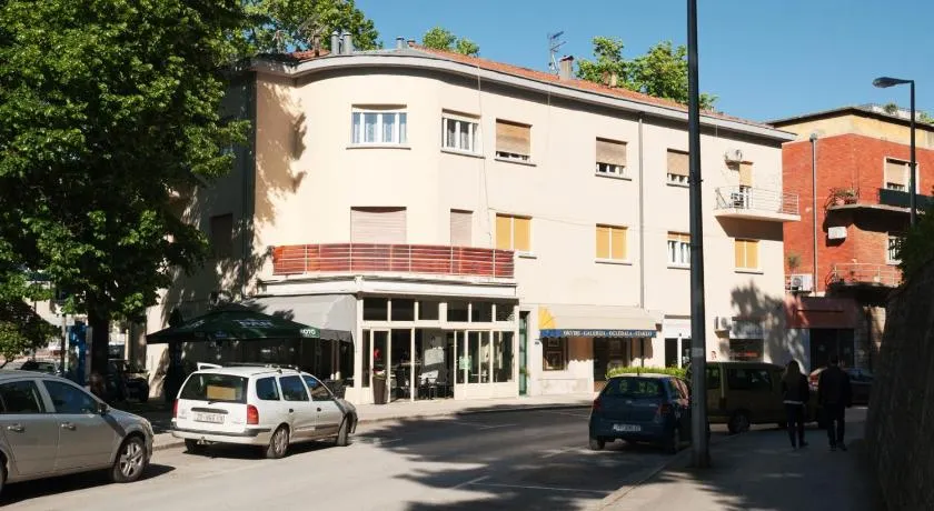 Sobe Pegla - Image 1
