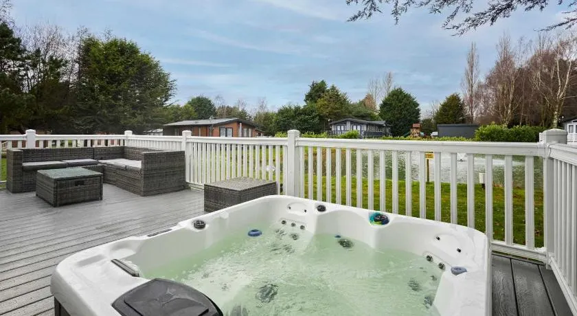 Sutton Lodge with Hot Tub - Image 1