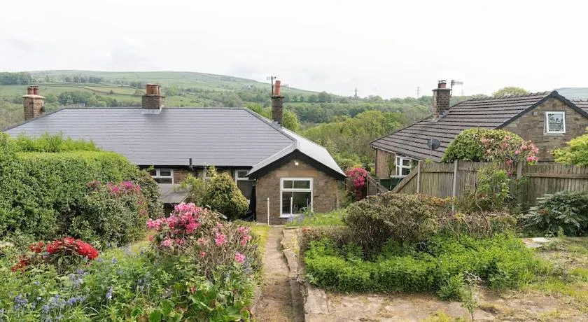 High Peak 5 Star Haven Gardens Parking & WiFi - Image 1