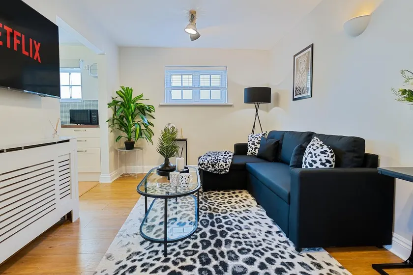 The Tudor Escape - 3 Bedroom House in Canterbury City Centre with Parking - Image 1