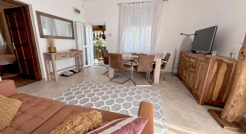 Full 2BDR Garden House near to Downtown Metro Free Parking - Image 1