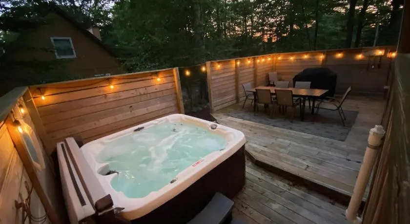 HGTV Quality Chalet Hot Tub Outdoor Haven - Image 1