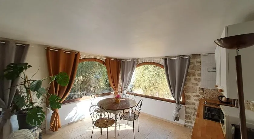 Bas de villa au chant des cigales - Image 1