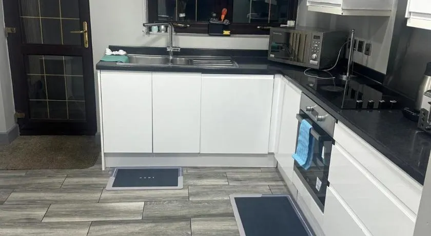 Marvel Abbeywood, Luxury 3 bedroom House with parking, 2mins walk to Elizabeth Line - Image 1