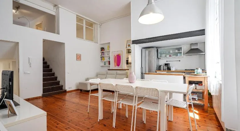 ARTSY Apartment 3BTH and 6BR FIRA Montjuic Plaza España FCB - Image 1