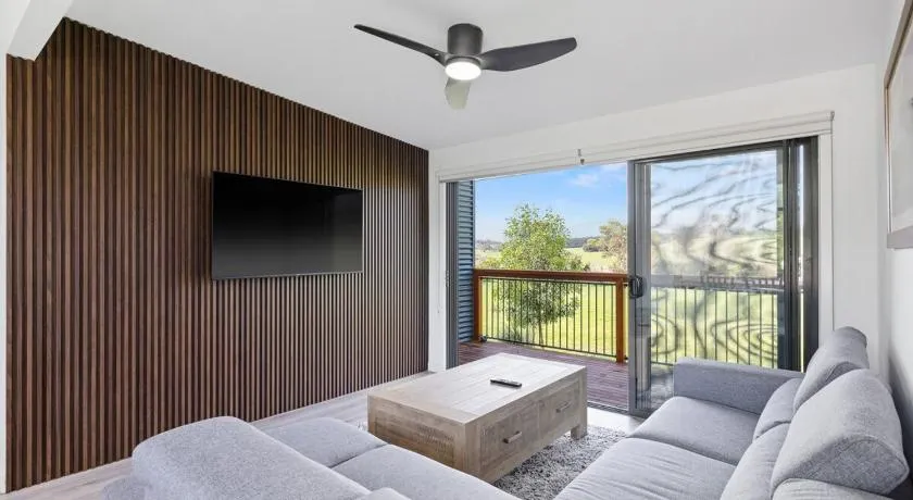 Luxury Hills Villa Retreat Phillip Island Resort - Image 1