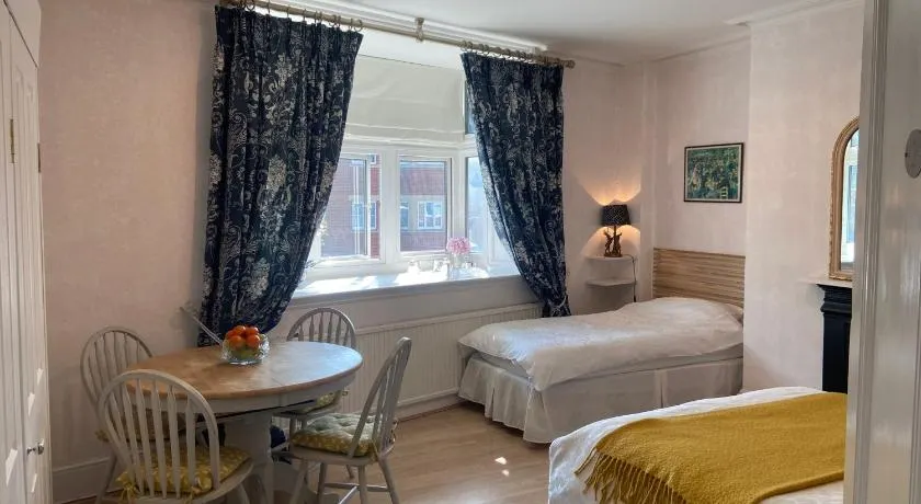Deluxe Three Bed BnB in Henley-on-Thames near Station River & Town Centre - Image 1