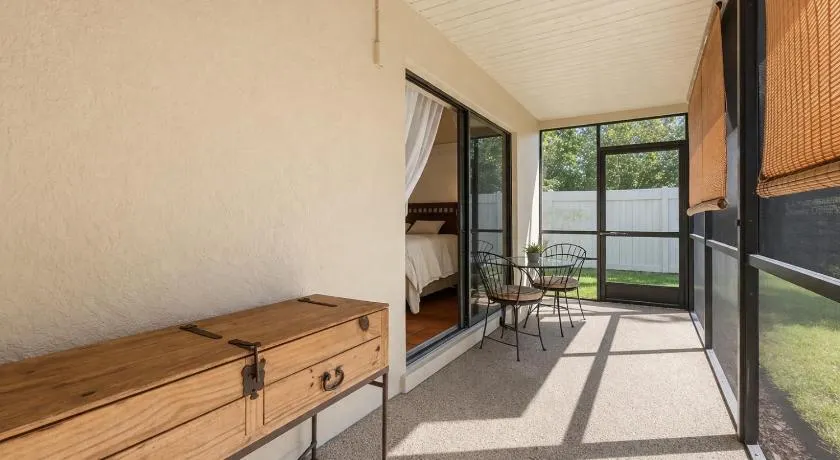 Sarasota Family Stay Near Beach & SRQ Airport sleep 11 - Image 1