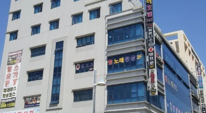 Sky Hotel - Image 1