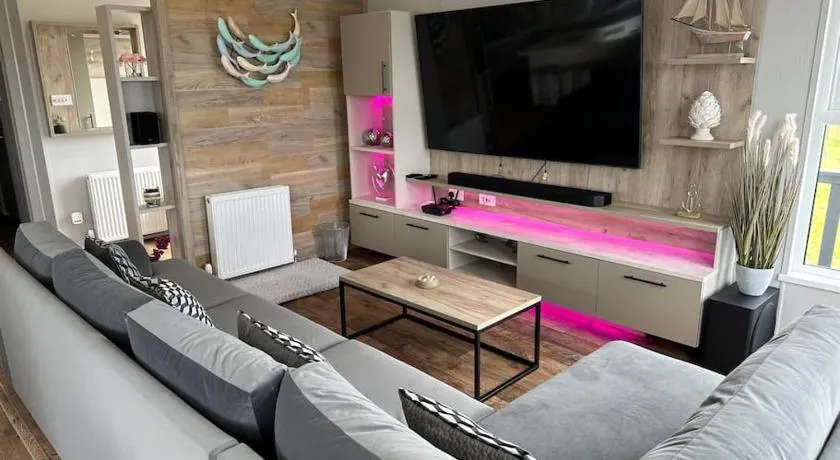 Modern Lodge with Amazing Views - Image 1