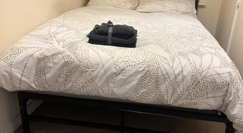 Private Room with own Bathroom and Parking - Image 1