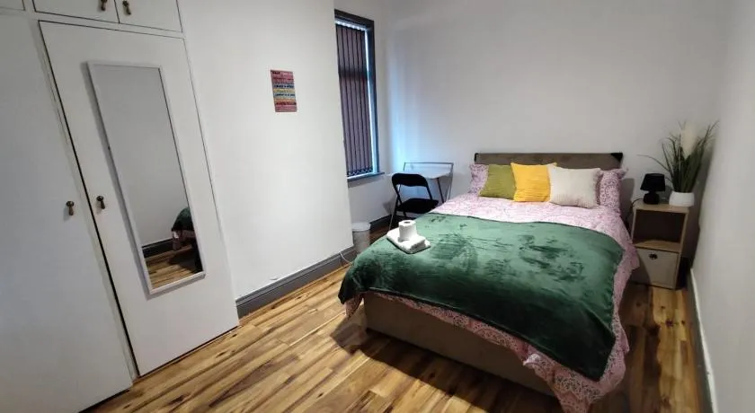 Double-Bedroom in the Heart of Harpurhey Manchester A3 Perfect for Short Stays - Image 1