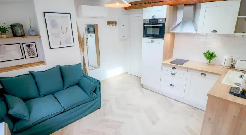 Luxurious & calm flat in heart of Old Antibes - Image 1