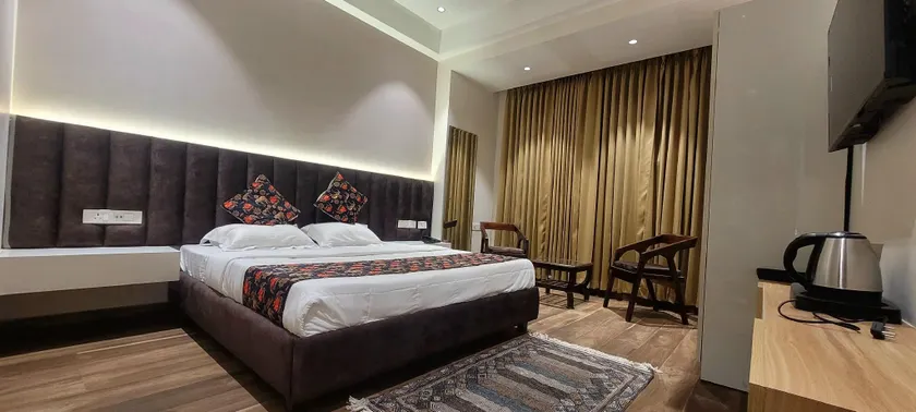 Hotel Alpine Plaza - Image 1