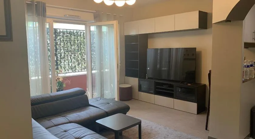 Luxurious Flat in Bondy - Image 1