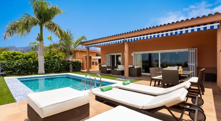 Villa de Lujo con Piscina Privada y Jacuzzi - Image 1
