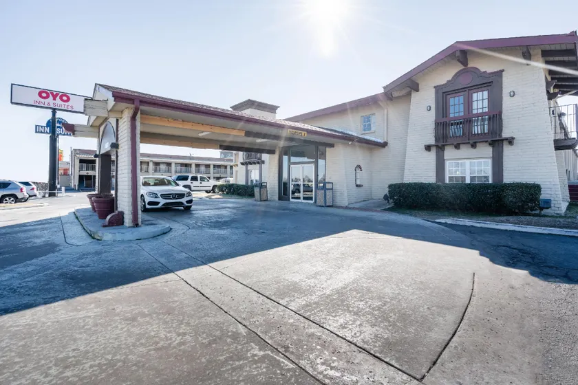 OYO Hotel Tulsa N Sheridan Rd & Airport - Image 1