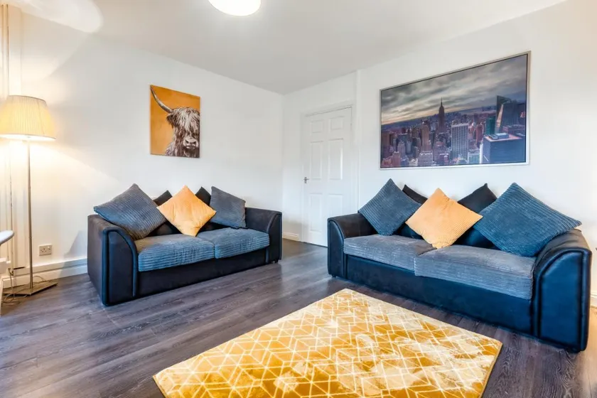 Balloch House -Spacious 3 bed house with on street parking - Image 1