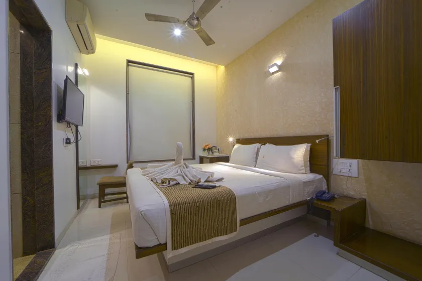 Hotel SRI SRI EXECUTIVE KOLHAPUR NEAR MAHALAXMI TEMPLE - Image 1