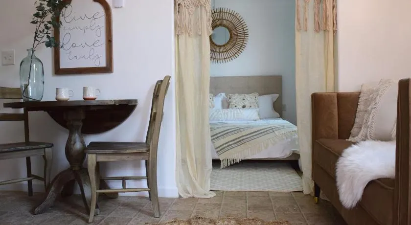 Le Petit Guesthouse -King Bed Walk to Whitworth - Image 1