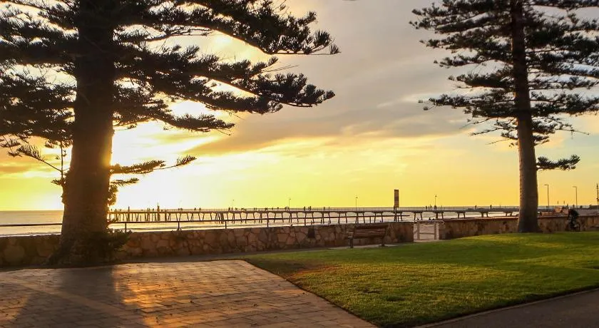 Seafield Tower Glenelg Apartment - Image 1