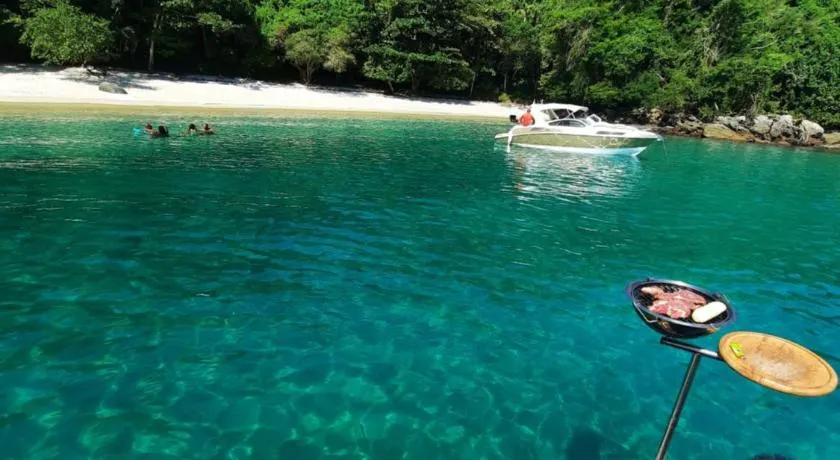 Passeios de lancha em Angra dos Reis - Image 1