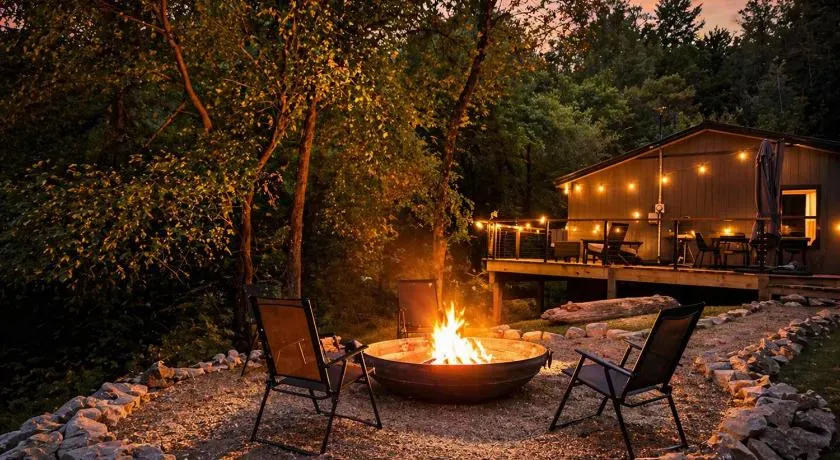The Little Lake House-Wooded Retreat, King Bed, Fiber WiFi, 1 Min to Lake - Image 1
